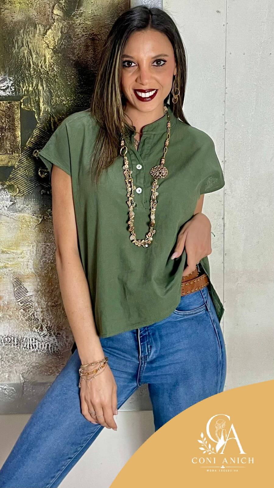 Blusa con Lino y Detalle de Botones Decorativos